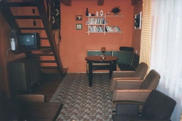 Polonia Privát Ateny, Interno